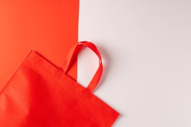 Beyaz ve kırmızı arkaplanda kopya alanı olan kırmızı tuval. Alışveriş, çanta, renk, kumaş, doku ve malzeme kavramı.