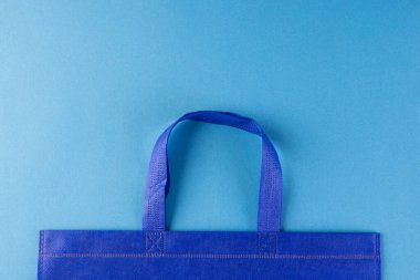 Mavi arkaplanda kopya alanı olan mavi brandayı kapat. Alışveriş, çanta, renk, kumaş, doku ve malzeme kavramı.