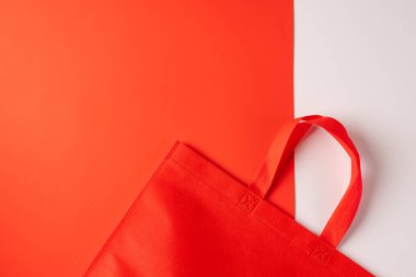 Beyaz ve kırmızı arkaplanda kopya alanı olan kırmızı tuval. Alışveriş, çanta, renk, kumaş, doku ve malzeme kavramı.