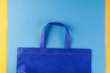 Mavi arkaplanda kopya alanı olan mavi brandayı kapat. Alışveriş, çanta, renk, kumaş, doku ve malzeme kavramı.