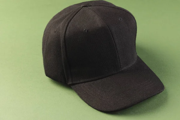 Μαύρο Καπέλο Του Μπέιζμπολ Και Αντίγραφο Χώρο Στο Πράσινο Φόντο — Φωτογραφία Αρχείου