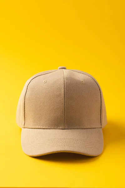 Κρέμα Καπέλο Του Μπέιζμπολ Και Αντίγραφο Χώρο Κίτρινο Φόντο Έννοια — Φωτογραφία Αρχείου