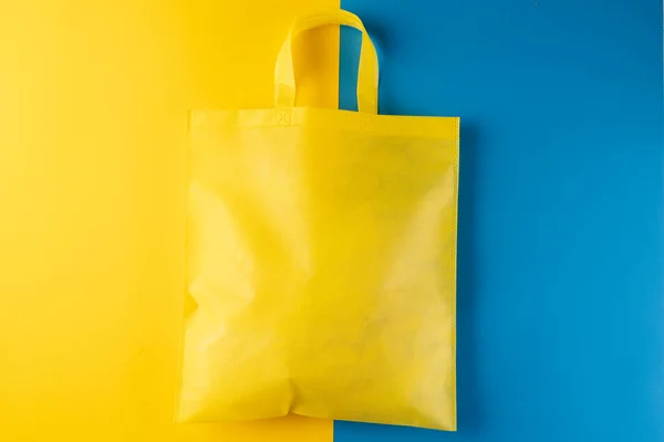 黄色の背景に黄色のコピースペースが付いている黄色いキャンバス袋 ショッピング バッグ カラー ファブリック テクスチャ 素材コンセプト — ストック写真