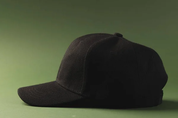 黑色棒球帽和复制空间的绿色背景 色彩和面料概念 — 图库照片