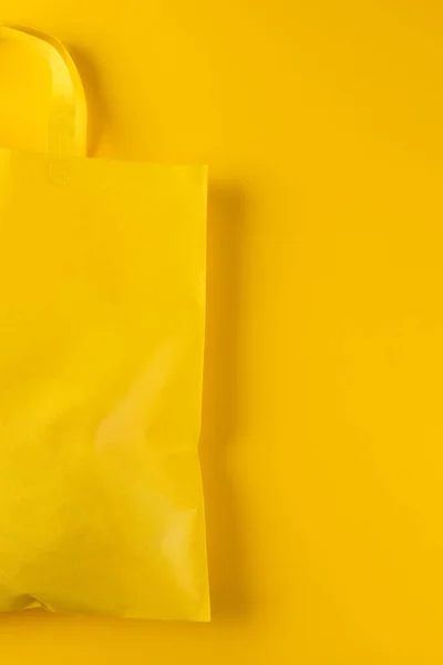 黄色の背景にコピースペースを持つ黄色いキャンバスバッグのクローズアップ ショッピング バッグ カラー ファブリック テクスチャ 素材コンセプト — ストック写真