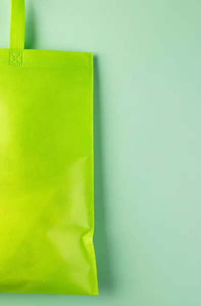 緑の背景のコピースペースが付いている緑のキャンバス袋 ショッピング バッグ カラー ファブリック テクスチャ 素材コンセプト — ストック写真