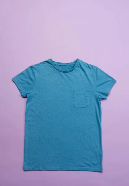 Camiseta Azul Espacio Copia Sobre Fondo Púrpura Moda Ropa Color —  Fotos de Stock