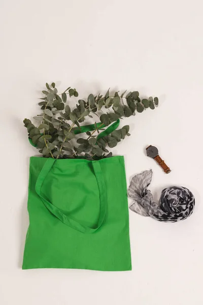 Groene Canvas Tas Met Groene Plant Horloge Sjaal Kopieer Ruimte — Stockfoto