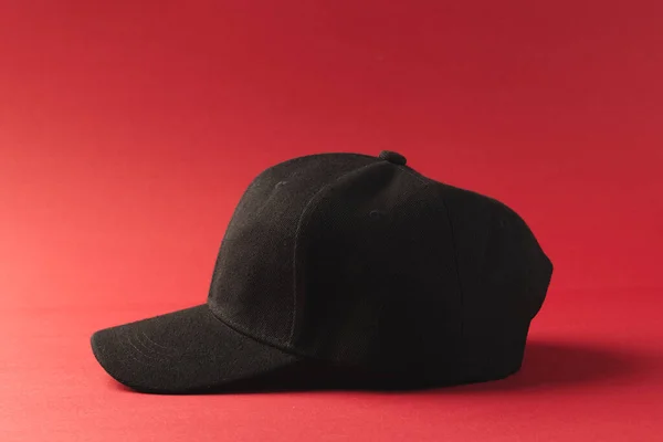 黒い野球帽と赤い背景のスペースをコピーする ファッション ファブリックコンセプト — ストック写真