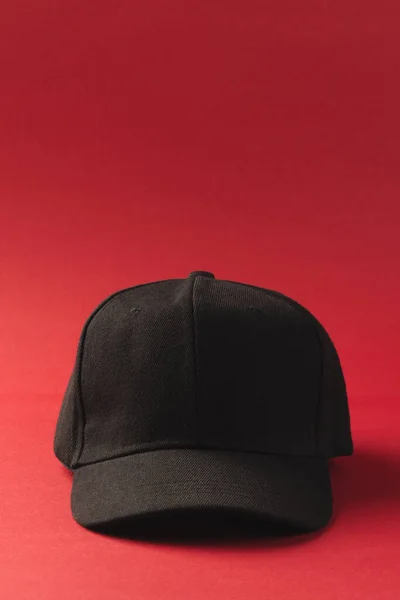 Siyah Beyzbol Şapkası Kırmızı Arka Planda Kopyalama Alanı Moda Kıyafetler — Stok fotoğraf