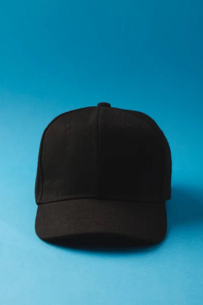 黑色棒球帽和复制空间蓝色背景 色彩和面料概念 — 图库照片