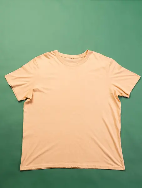 Camisa Laranja Espaço Cópia Fundo Verde Moda Vestuário Cor Conceito — Fotografia de Stock