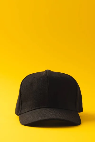 黒い野球帽と黄色の背景にスペースをコピーする ファッション ファブリックコンセプト — ストック写真