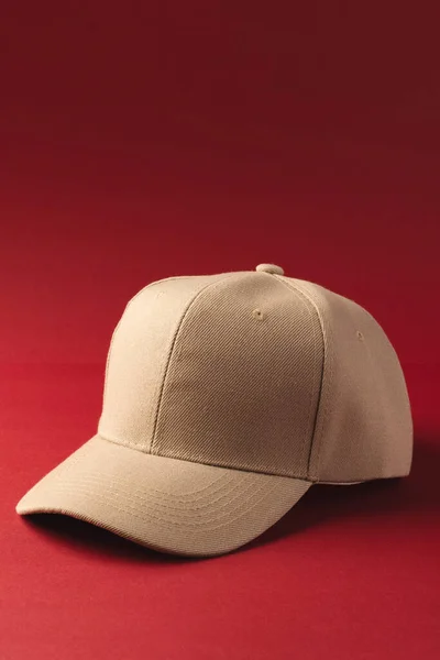 Κρέμα Καπέλο Του Μπέιζμπολ Και Αντίγραφο Χώρο Στο Κόκκινο Φόντο — Φωτογραφία Αρχείου
