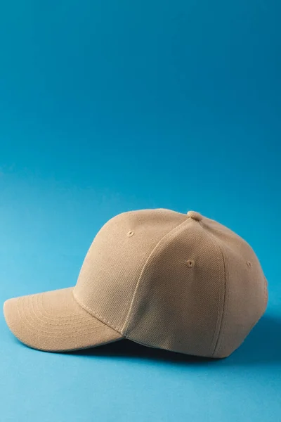 Crème Baseball Cap Kopieer Ruimte Blauwe Achtergrond Mode Kleding Kleur — Stockfoto