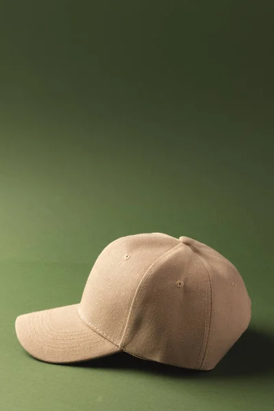 Κρέμα Καπέλο Του Μπέιζμπολ Και Αντίγραφο Χώρο Στο Πράσινο Φόντο — Φωτογραφία Αρχείου