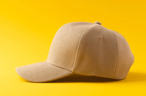 Crème Baseball Cap Kopieer Ruimte Gele Achtergrond Mode Kleding Kleur — Stockfoto