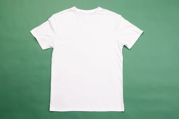 Camiseta Blanca Espacio Copia Sobre Fondo Verde Moda Ropa Color —  Fotos de Stock