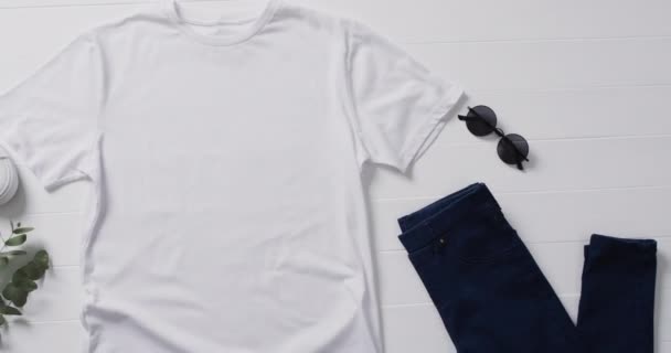 Video Shirt Bianca Sneakers Occhiali Sole Spazio Copia Sfondo Bianco — Video Stock