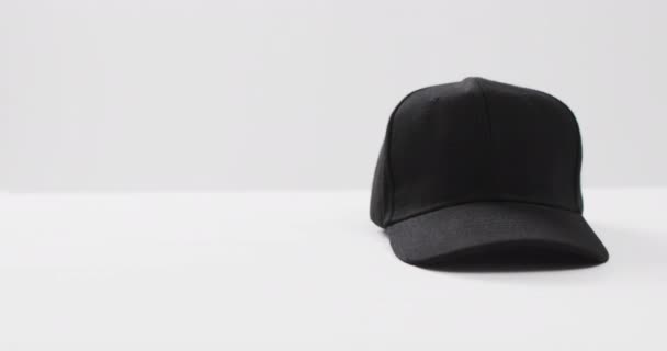 Siyah Beyzbol Şapkası Beyaz Arka Planda Fotokopi Alanı Başlık Giysi — Stok video