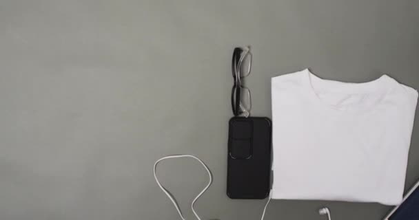Video Bílé Tričko Smartphone Sluchátka Kopírovacím Prostorem Šedém Pozadí Koncept — Stock video