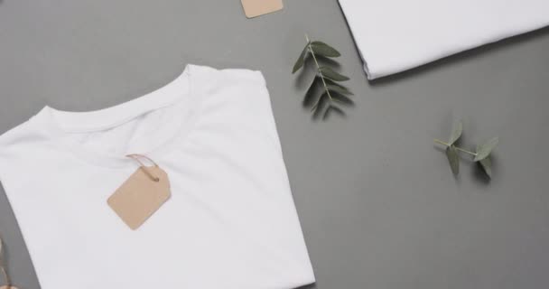 Video Posa Piatta Magliette Bianche Con Tag Spazio Copia Sfondo — Video Stock