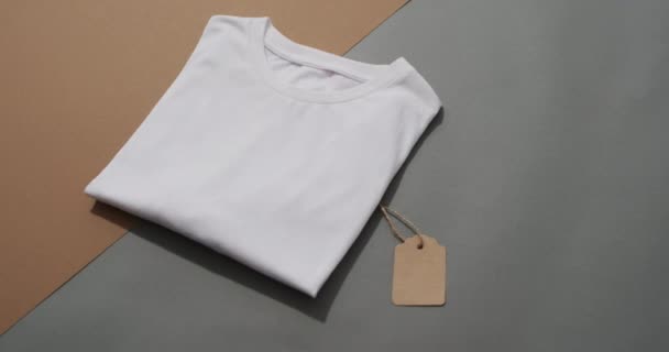 Vídeo Una Puesta Plana Camiseta Blanca Doblada Con Etiqueta Espacio — Vídeos de Stock