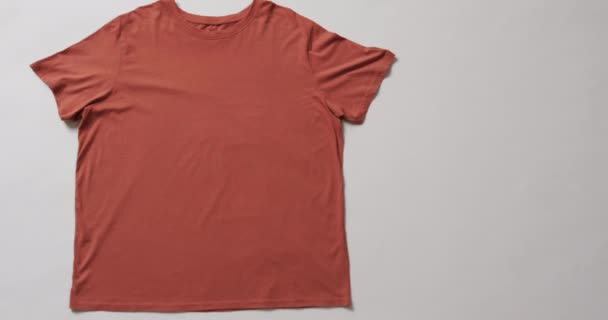 Vídeo Flat Lay Camiseta Laranja Com Espaço Cópia Fundo Branco — Vídeo de Stock