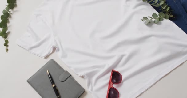 Vídeo Shirt Branca Calças Jeans Notebook Espaço Cópia Sobre Fundo — Vídeo de Stock