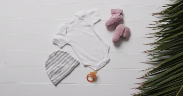 白い赤ん坊のビデオは 白い背景のコピースペースが付いている帽子 ダミーおよびピンクのブーケを育てます ベビー テクスチャー 素材コンセプト — ストック動画