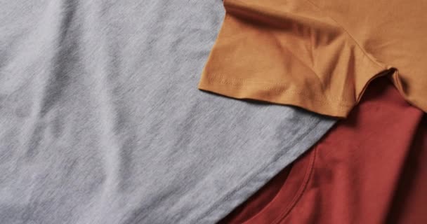 Vídeo Una Puesta Plana Camisetas Multicolores Con Espacio Para Copiar — Vídeos de Stock