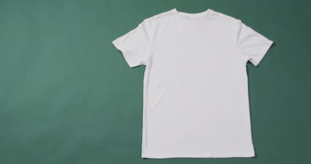Video Shirt Bianca Con Tag Spazio Copia Sfondo Verde Concetto — Video Stock
