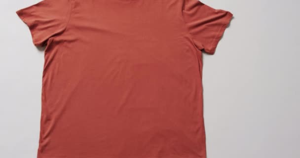 Βίντεο Από Επίπεδη Lay Πορτοκαλί Shirt Αντίγραφο Χώρου Λευκό Φόντο — Αρχείο Βίντεο