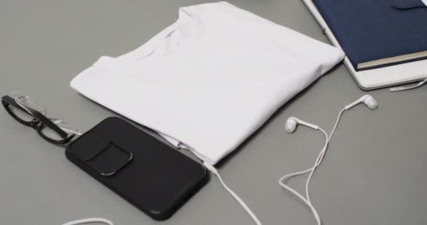 Vídeo Camiseta Branca Smartphone Fones Ouvido Com Espaço Cópia Fundo — Vídeo de Stock