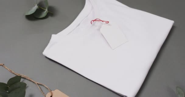 Gri Arkaplan Üzerinde Etiket Fotokopi Alanı Olan Düz Beyaz Tişörtlerin — Stok video