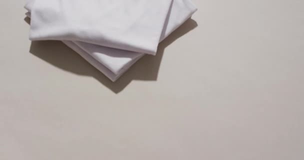 Vídeo Pilha Camisetas Brancas Dobradas Com Espaço Cópia Fundo Branco — Vídeo de Stock