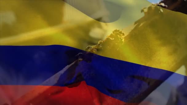 Κινούμενη Σημαία Της Κολομβίας Κυματίζει Πάνω Από Καυκάσιος Άνθρωπος Πατριωτισμός — Αρχείο Βίντεο