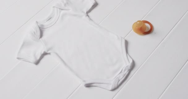 Video Van Witte Baby Groeien Dummy Met Kopieerruimte Witte Achtergrond — Stockvideo