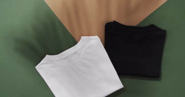 Vídeo Flat Lay Camisetas Brancas Pretas Dobradas Com Espaço Cópia — Vídeo de Stock