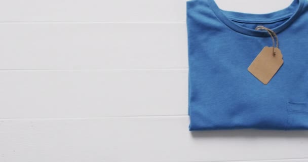 Vídeo Flat Lay Camiseta Azul Com Tag Espaço Cópia Fundo — Vídeo de Stock