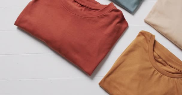 Vídeo Una Puesta Plana Camisetas Multicolores Con Espacio Para Copiar — Vídeos de Stock