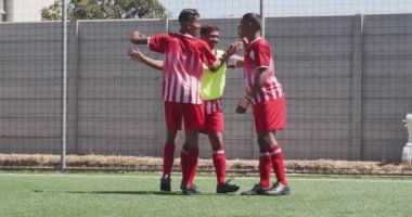 Sosyal medya ikonlarının spor sahasında kutlama yapan çeşitli erkek futbolculardan oluşan bir takım üzerinde toplanması. Sosyal medya ağı ve spor fitness kavramı