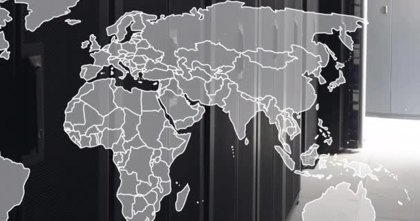 Animation Carte Monde Contre Salle Des Serveurs Informatiques Réseau Mondial — Video