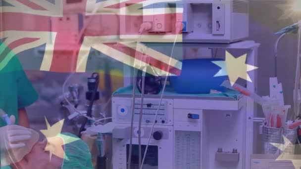 Animacja Australijskiej Flagi Nad Różnymi Lekarzami Wykonującymi Operacje Pacjencie Sali — Wideo stockowe