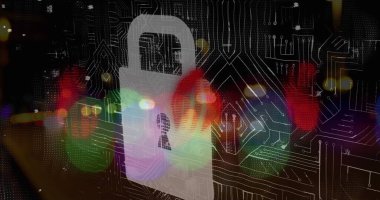 Gece trafiğine karşı mikro işlemci bağlantıları üzerine asma kilit simgesi. Siber güvenlik ve iş teknolojisi kavramı