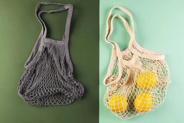 Braune Und Weiße Netztaschen Mit Zitronen Und Kopierraum Auf Hell — Stockfoto
