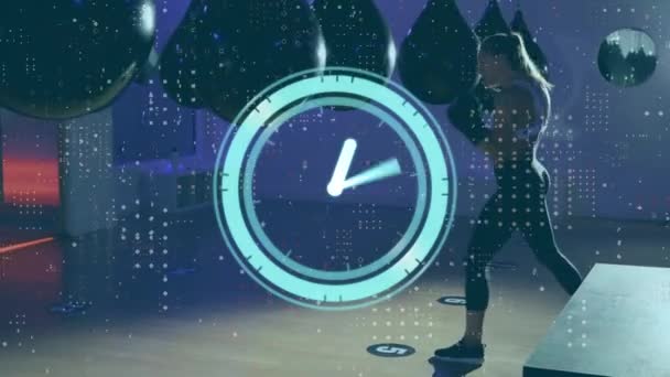 霓虹灯定时器的动画对抗在体育馆练习拳击的高加索女拳击手 体育和健身技术概念 — 图库视频影像
