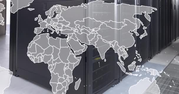 コンピュータサーバールームに対するワールドマップのアニメーション グローバルネットワーキングとビジネスデータストレージ技術のコンセプト — ストック動画