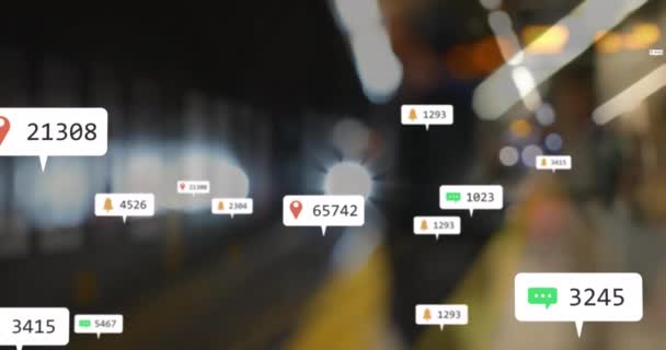 数字变化的动画 通知栏的图标 到达地铁站的模糊列车 数字合成 多重曝光 社交媒体 交通和技术 — 图库视频影像