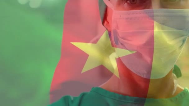 Animace Vlajky Kamerunu Nad Detailním Záběrem Bělošského Lékaře Masce Stojící — Stock video